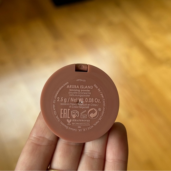 CIATÉ LONDON | Brazilian Glow Bronzing Powder in Aruba Island - Picture 10 of 11
